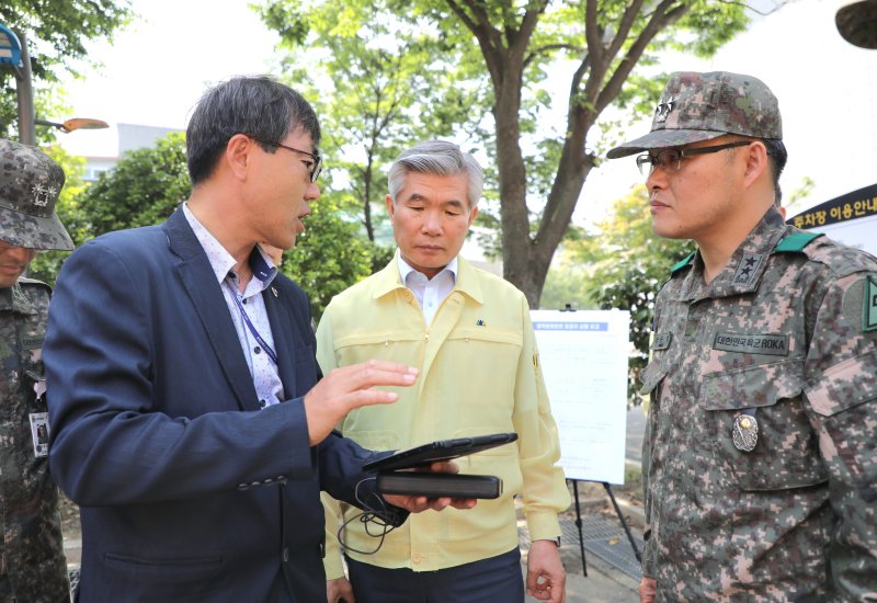 이기식 병무청장(가운데)이 16일 부산시 금정구 만남의 광장에 위치한 동원예비군 중간집결지를 방문해 군·경과 합동으로 재난안전통신망 체계를 점검하고 있다. 사진=병무청 제공