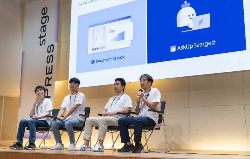 김성훈 업스테이지 대표(오른쪽 첫번째)가 16일 서울 중구 페럼타워에서 열린 첫 기자간담회를 통해 초개인화된 서비스를 제공하는 대화형 AI(챗봇) 솔루션인 ‘애스크업 서제스트’에 대해 설명하고 있다. 업스테이지 제공