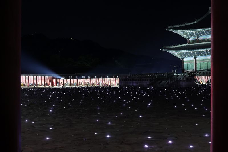 이탈리아 명품 브랜드 구찌가 16일 서울 경복궁 근정전에서 ‘구찌 2024 크루즈 패션쇼’를 열었다. 모델들이 옷을 선 보이며 런웨이를 하고 있다. 사진=박범준 기자