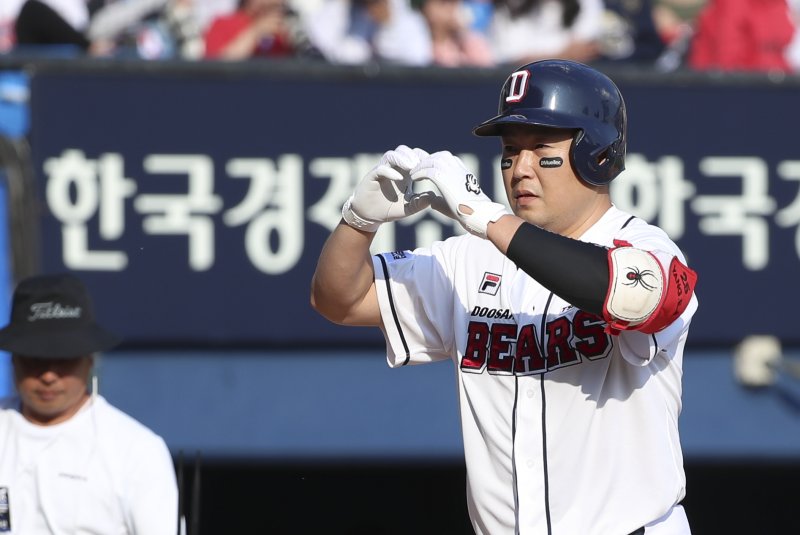 [서울=뉴시스] 김근수 기자 = 14일 서울 송파구 잠실야구장에서 열린 2023 KBO리그 두산 베어스와 KIA 타이거즈의 경기, 8회 말 두산 베어스 공격, 1사 주자 1루 상황, 두산 양의지가 2점 홈런을 치고 세리머니를 하고 있다. 2023.05.14. ks@newsis.com