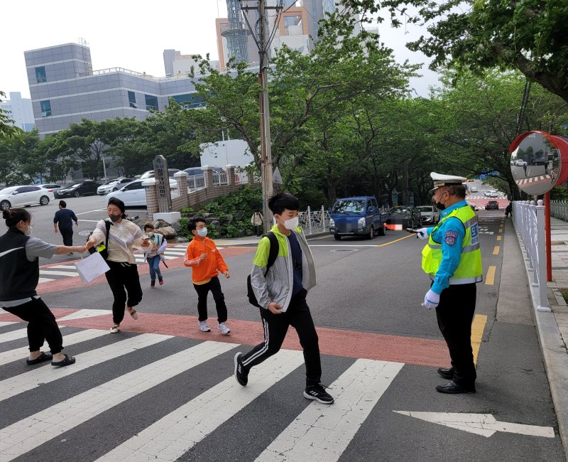 16일 오전 부산 영도구 중리초 어린이보호구역에서 모범운전자가 안전 지도를 하고 있다.2023.5.16/뉴스1 조아서 기자