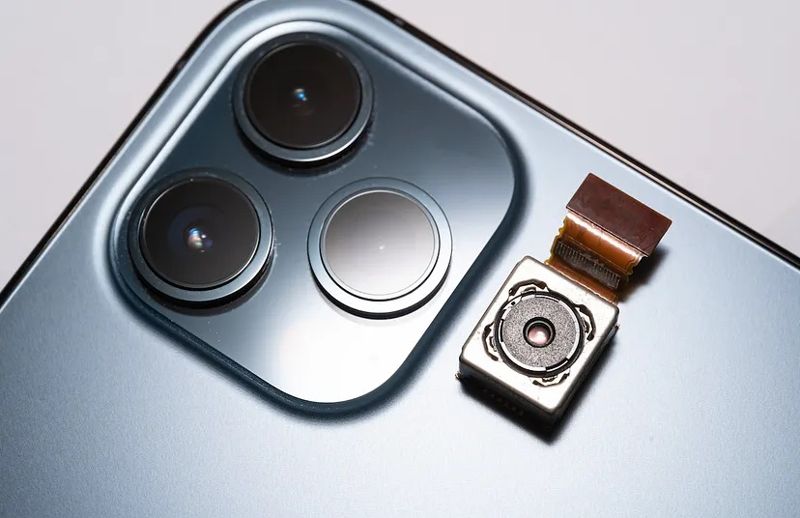 내년에 출시될 애플의 아이폰16 프로에 잠망경 형태의 줌 카메라가 장착될 것이라는 예측이 나왔다. /사진=궈밍치 트위터