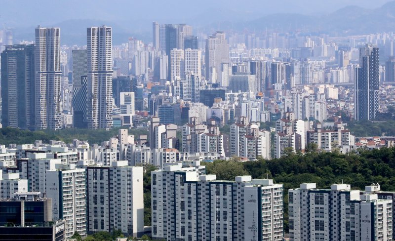 지난 5월 서울 중구 남산 전망대에서 아파트 단지가 보이고 있다./사진=뉴스1