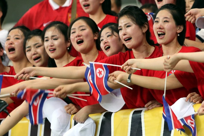 북한 응원단이 8일 오후 중국 후베이성 우한 스포츠센터에서 열린 2015 동아시아축구연맹(EAFF) 동아시안컵 여자부 시상식에서 우승을 차지한 북한 여자 축구대표팀을 향해 울먹이며 환호하고 있다.2015.8.8/뉴스1 ⓒ News1 이광호 기자