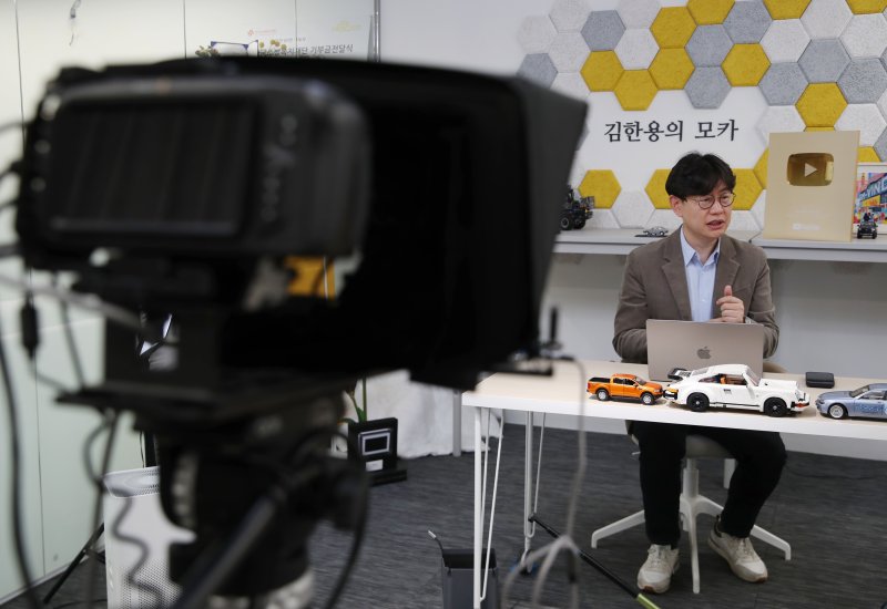 [서울=뉴시스] 고승민 기자 = 유튜브 채널 '김한용의 MOCAR' 김한용 대표가 서울 강남구 모카 사무실에서 뉴시스와 인터뷰하고 있다. 2023.05.14. kkssmm99@newsis.com