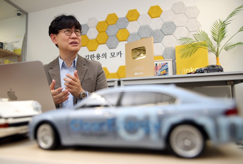 [서울=뉴시스] 고승민 기자 = 유튜브 채널 '김한용의 MOCAR' 김한용 대표가 서울 강남구 모카 사무실에서 뉴시스와 인터뷰하고 있다. 2023.05.14. kkssmm99@newsis.com