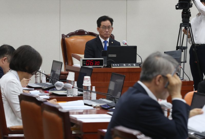 유기홍 국회 교육위 위원장이 17일 서울 여의도 국회에서 열린 교육위원회 전체회의 장애인 평생교육 입법 공청회를 주재하고 있다. 사진=뉴스1화상