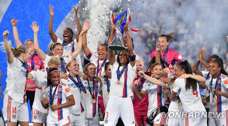 지난 시즌 UWCL에서 우승한 리옹 epaselect epa09964232 Lyon players celebrate with the trophy after winning the Women's UEFA Champions League final soccer match FC Barcelona vs Olympique Lyon at the Allianz Stadium in Turin, Italy, 21 May 2022. EPA/ALESSANDRO DI MARCO