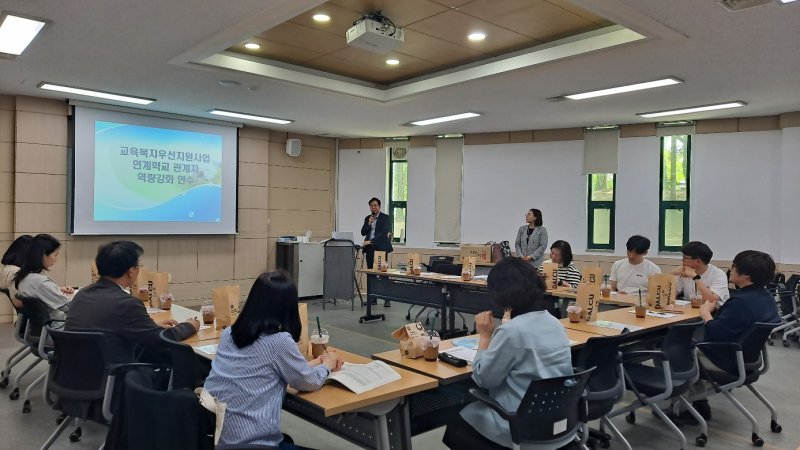 [수원=뉴시스] 양효원 기자 = 경기 수원교육지원청이 '2023년도 선정 교사 중심 교육복지우선지원사업 연계학교 관계자 역량강화 연수'를 진행하고 있다. (사진=수원교육지원청 제공)2023.5.17. photo@newsis.com *재판매 및 DB 금지