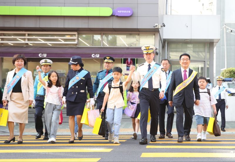 윤희근 경찰청장이 17일 서울 구로구 소재 덕의초등학교를 찾아