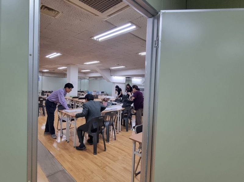 16일 잠실주공5단지 재건축조합 사무실에서 한강변 초고층 신통기획(자문방식) 주민 동의를 받고 있다. 2023. 5. 16. ⓒ News1 최서윤 기자