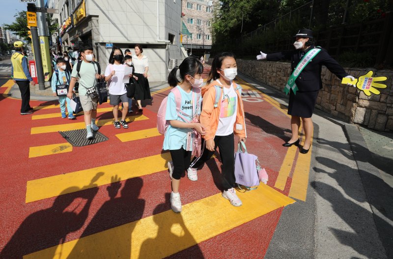 지난 17일 오전 서울 구로구 덕의초등학교에서 스쿨존 안전속도 준수 캠페인이 열린 가운데 학생들이 등교하고 있다. 뉴스1 제공.