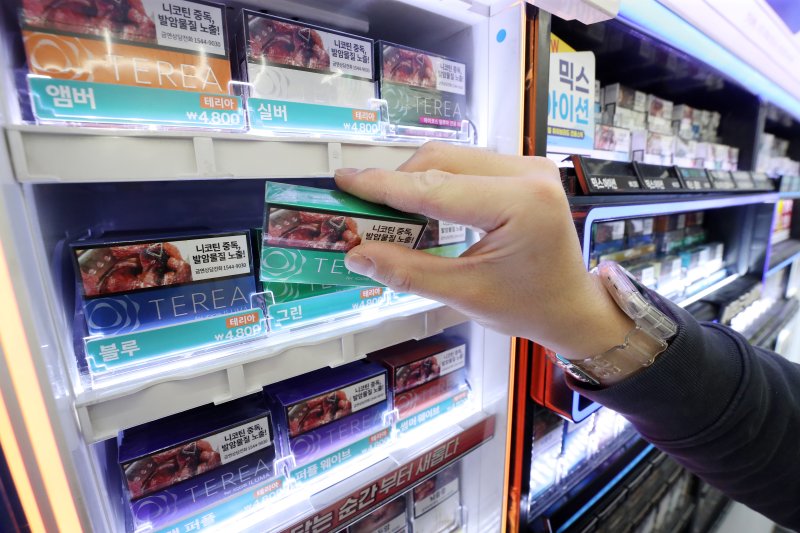 20일 서울의 한 편의점에서 궐련형 전자담배 전용 스틱이 판매되고 있다. 사진=뉴스1