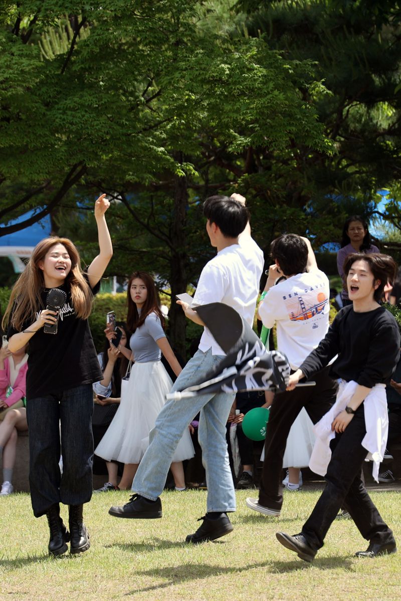 축제 즐기는 건국대 학생들 - 파이낸셜뉴스