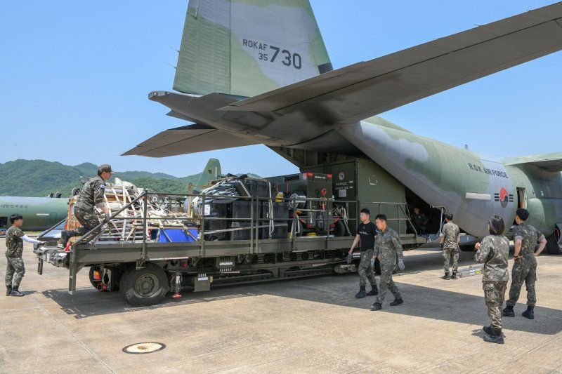 공군은 특수비행팀 블랙이글스가 오는 23일부터 27일까지 말레이시아 랑카위 국제공항에서 열리는 '말레이시아 LIMA 국제에어쇼'에 참가하기 위해 17일 원주기지를 출발했다고 밝혔다. 사진은 16일 원주기지에서 에어쇼 참가요원들이 C-130 수송기에 화물을 적재하는 모습. 사진=공군 제공