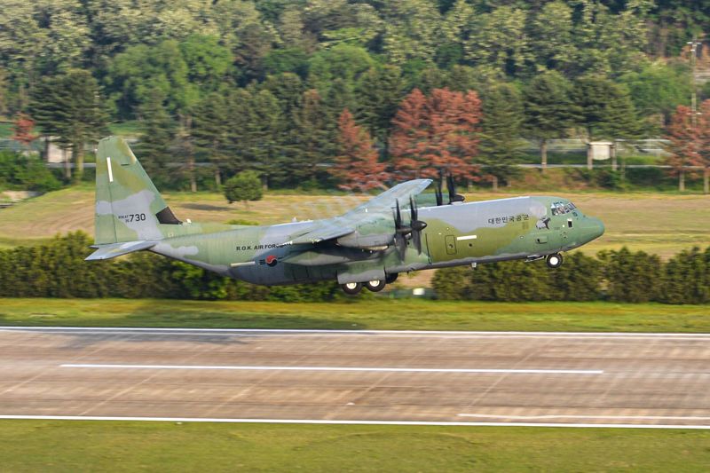 공군 C-130 수송기가 17일 원주기지에서 이륙하고 있다.<div id='ad_body3' class='mbad_bottom' ></div> 사진=공군 제공