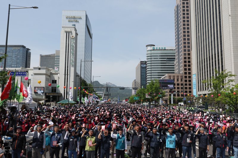 17일 오후 서울시청 앞 세종대로에서 민주노총 주최로 ‘노동자, 서민을 죽음으로 내모는 윤석열 정권 퇴진 결의대회’가 열리고 있다. 연합뉴스 제공