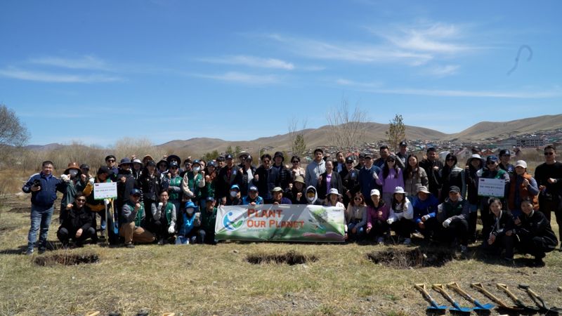 지난 12일 몽골 울라바타르에서 진행된 한·몽몽골 POP 캠페인 나무심기 행사 참석자들이 기념촬영을 하고 있다.
