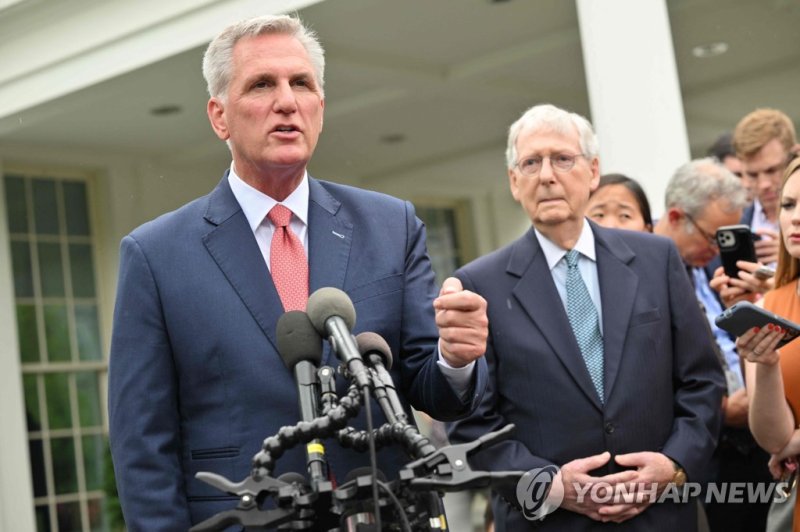 미국 매카시 하원의장 US House Speaker Kevin McCarthy (R-CA) speaks to the media as Senate Minority Leader Mitch McConnell (R-KY) looks on after a meeting with US President Joe Biden at the White House in Washington, DC, on May 16, 2023. (Photo by Mandel NGAN / AFP)