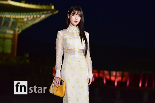[포토] 아이유, '고궁을 배경으로'
