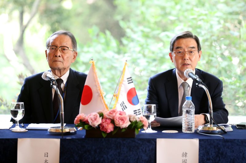 김윤 한일경제협회 회장(오른쪽)이 17일 오후 서울 중구 롯데호텔에서 열린 '제55회 한일경제인회의 한일공동기자회견'에서 발언하고 있다. 왼쪽은 사사키 미키오 일한경제협회장. /뉴스1 /사진=뉴스1화상