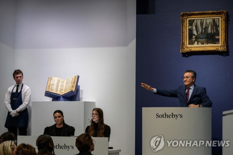 코덱스 사순의 입찰을 진행하는 소더비 Sotheby?s auctioneer Benjamin Doller takes bids during the Codex Sassoon sale at Sotheby?s in New York City on May 17, 2023. According to Sotheby's the Codex Sassoon is the earliest and most complete Hebrew Bible ever discovered and will be offered for auction with an estimate o