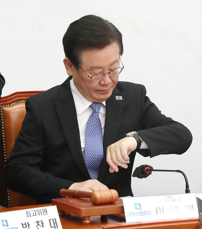 이재명 더불어민주당 대표가 17일 오전 서울 여의도 국회에서 열린 확대간부회의에 시간을 확인하고 있다. ⓒ News1 임세영 기자