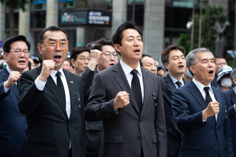 오세훈 서울시장(앞줄 가운데)이 18일 서울 청계광장에서 열린 5·18민주화운동 제43주년 기념 서울행사에서 임을 위한 행진곡을 제창하고 있다. 뉴스1