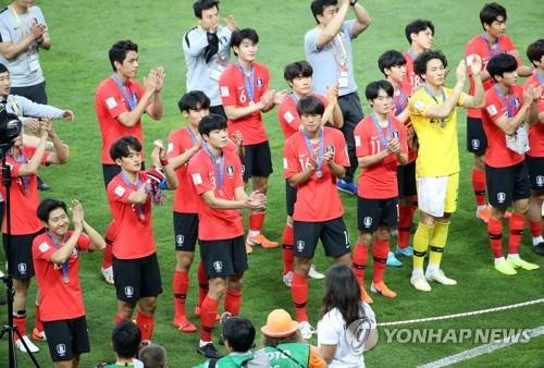 2019 월드컵 당시 한국 선수들의 모습. 박수치는 이강인의 모습이 눈에 띈다 [연합뉴스]