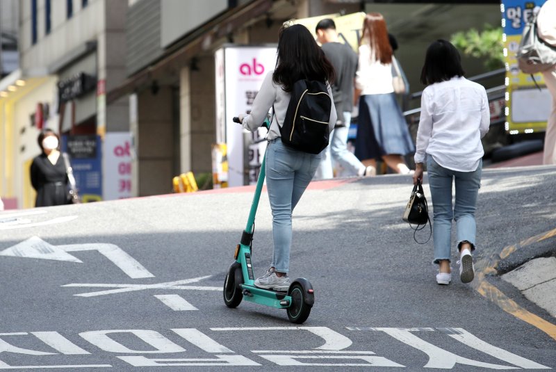 지난해 9월 25일 오후 서울 강남 인근에서 안전 장비를 착용하지 않은 채 킥보드를 이용하고 있는 시민의 모습. 사진=뉴시스