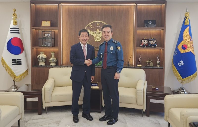 이재영 충북 증평군수가 지난 17일 윤희근 청장과 만나 증평경찰서 조기 건립을 요청했다.(증평군 제공)/뉴스1