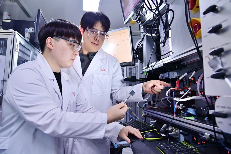 KIST 박현서 박사팀인 오진호 연구원(왼쪽)과 이규성 연구원이 새로 개발한 수전해장치의 전극을 실험하고 있다. KIST 제공