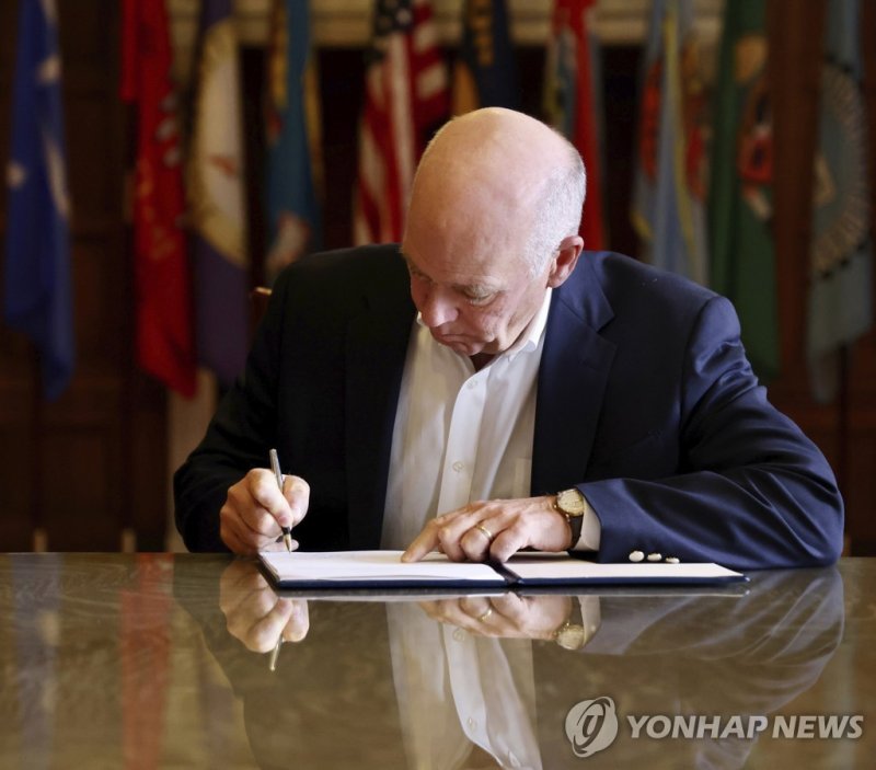 틱톡금지법에 서명하는 그레그 지앤포테 미국 몬태나주 주지사 In this photo provided by the Montana Governor's Office, Republican Gov. Greg Gianforte signs a law banning TikTok in the state, Wednesday, May 17, 2023, in Helena, Mont. That law made Montana became the first state in the U.S. to completely ban TikTok. (Garrett Turn