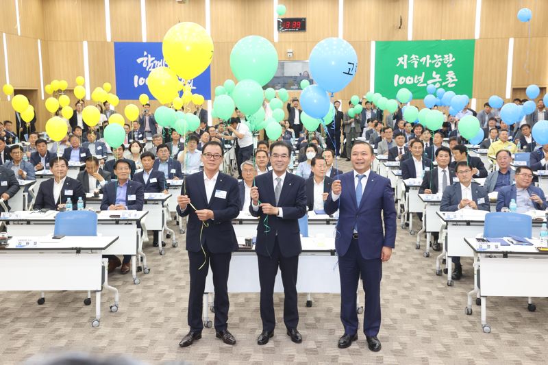 이성희 농협중앙회장(가운데) 및 농협임직원이 18일 전북 전주시 농협중앙회 전북본부에서 열린 '2023년도 지역본부 현장경영회의'를 실시한 후 '고향사랑기부제 활성화 결의대회' 퍼포먼스를 하고 있다. 농협 제공