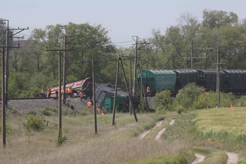러시아가 2014년 불법 합병한 크림반도의 심페로폴 인근에서 지난 5월 18일 곡물을 실은 화물 열차가 탈선한 모습. 당시 현지 당국은 정체불명의 '제 3자'가 탈선을 일으켰다고 주장했다.AFP연합뉴스