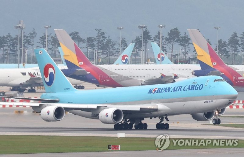 지난 18일 인천국제공항에 계류 중인 대한항공과 아시아나항공 여객기. 연합뉴스