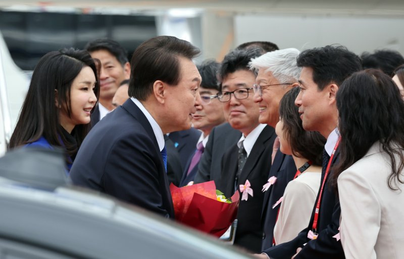 주요 7개국(G7) 정상회의에 참석하는 윤석열 대통령과 김건희 여사가 19일 일본 히로시마공항에 도착, 공군 1호기에서 내린 뒤 영접 인사들과 악수하고 있다. 연합뉴스