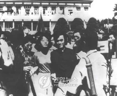 임수경 전대협 대표와 천주교 정의구현사제단 문규현 신부의 판문점 통과 전 모습 [연합뉴스 자료사진. 재판매 및 DB 금지]