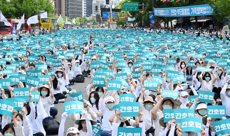 대한간호협회 회원들이 19일 서울 종로구 세종대로 일대에서 윤석열 대통령의 간호법 거부권 행사를 규탄하는 총궐기대회를 열고 있다. 사진=박범준 기자