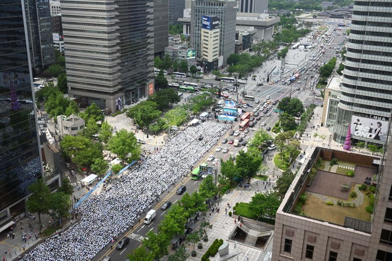 대한간호협회 회원들이 19일 서울 종로구 세종대로 일대에서 윤석열 대통령의 간호법 거부권 행사를 규탄하는 총궐기대회를 열고 있다. 사진=박범준 기자