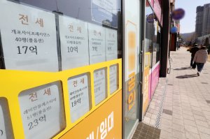 서울 강남구의 한 공인중개사무소에 전세 시세가 게시돼 있다. 사진=뉴스1