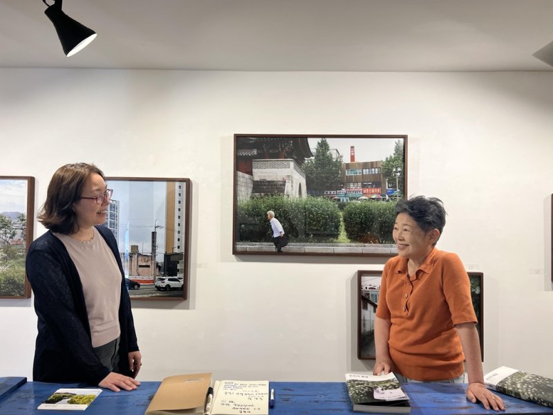서학동사진미술관 김지연 관장(오른쪽)과 이일순 대표 (전주=연합뉴스) 김진방 기자