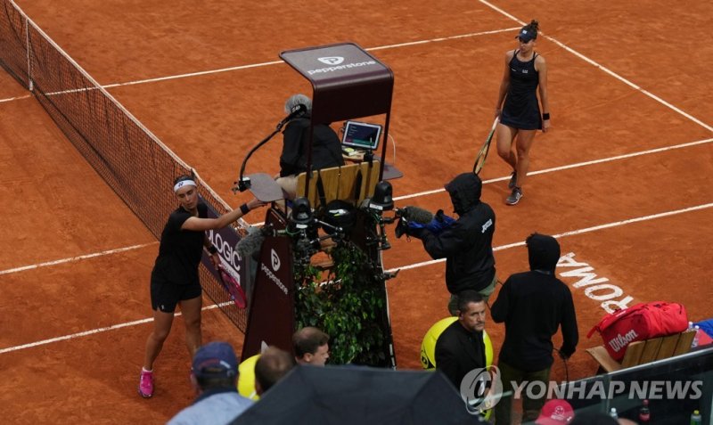 경기가 끝난 뒤 상대 선수가 오기 전에 심판과만 악수하는 칼리니나. (왼쪽) Tennis - Italian Open - Foro Italico, Rome, Italy - May 19, 2023 Ukraine's Anhelina Kalinina shakes hands with the umpire after winning her semi final match against Russia's Veronika Kudermetova REUTERS/Aleksandra Szmigiel