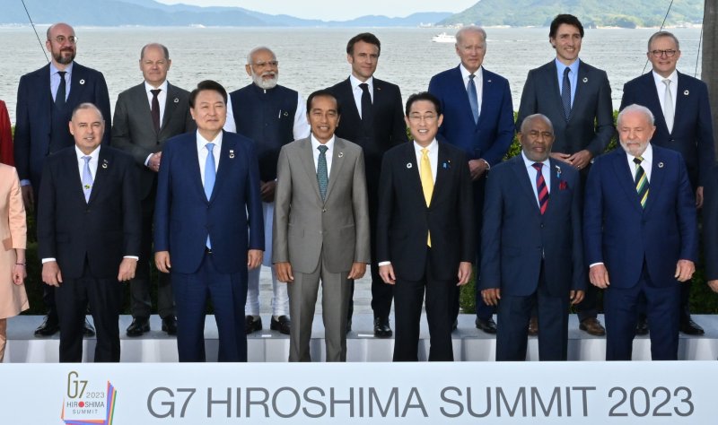 G7 의장국인 일본 초청에 따른 참관국(옵서버) 자격으로 G7 정상회의 참석한 윤석열 대통령이 지난해 5월 20일 일본 히로시마 그랜드프린스호텔에서 열린 G7 정상회의에서 각국 정상들과 기념촬영을 하고 있다. 사진=연합뉴스