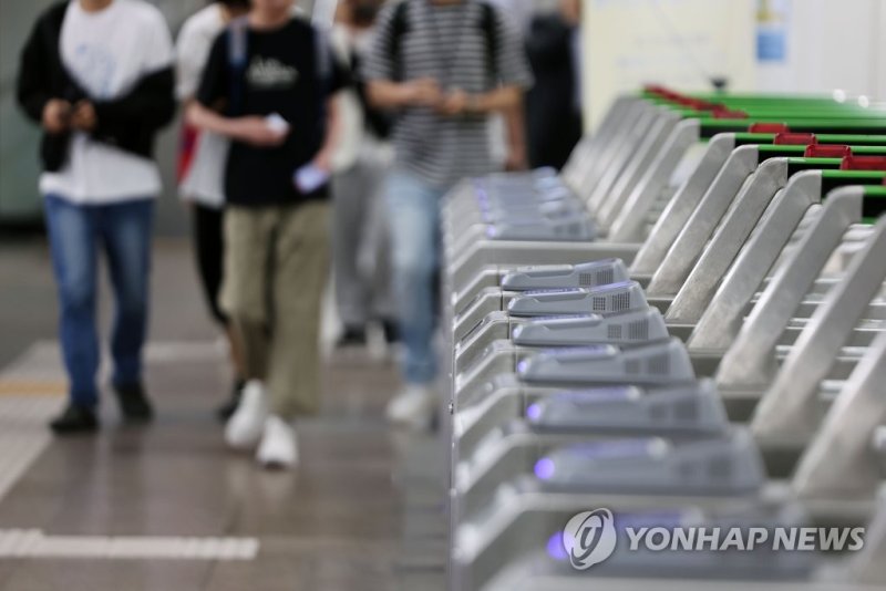 서울 지하철 서울 지하철 요금 하반기 150원 인상 검토 (서울=연합뉴스) 박동주 기자 = 서울시가 올해 하반기 지하철 기본요금의 인상 폭을 당초 300원에서 150원으로 낮추는 방안을 검토 중이다. 사진은 17일 오후 서울 시내 지하철 개찰구 모습. 2023.5.17 pdj6635@yna.co.kr (끝)