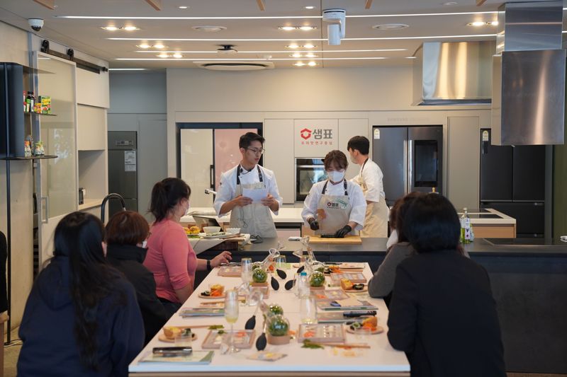 샘표 우리 맛 연구팀이 냉이 김밥을 말고 있다.사진=박문수 기자