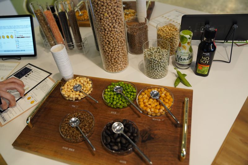 샘표 사옥에 전시된 다양한 종류의 콩. 모두 향미가 다르다. 사진=박문수 기자