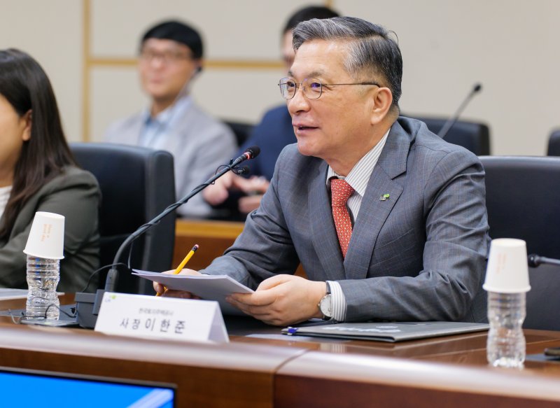 이한준 한국토지주택공사 사장이 지난 18일 경남 진주시 한국토지주택공사 본사에서 열린 국토교통부 출입기자단과의 간담회에서 발언하고 있다. 한국토지주택공사 제공