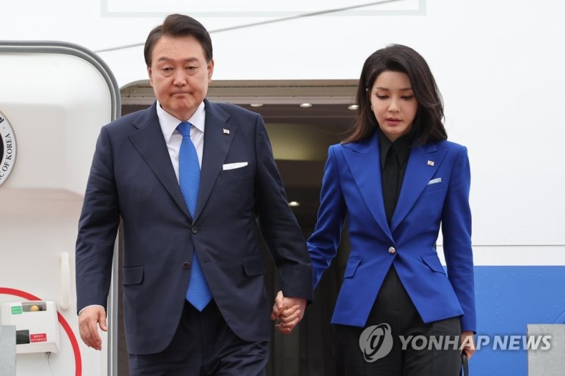 G7 정상회의 마치고 귀국한 윤석열 대통령 (성남=연합뉴스) 진성철 기자 = 일본 히로시마에서 열린 주요 7개국(G7) 정상회의 일정을 마친 윤석열 대통령과 김건희 여사가 21일 성남 서울공항으로 귀국, 공군 1호기에서 내리고 있다. 2023.5.21 zjin@yna.co.kr (끝)