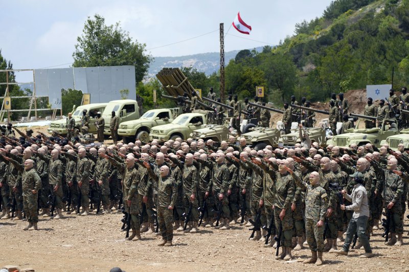 지난 5월 21일 레바논 남부 아아람타에서 시아파 무장정파 헤즈볼라의 대원들이 군사 훈련에 앞서 손을 들어올리고 있다.AP뉴시스